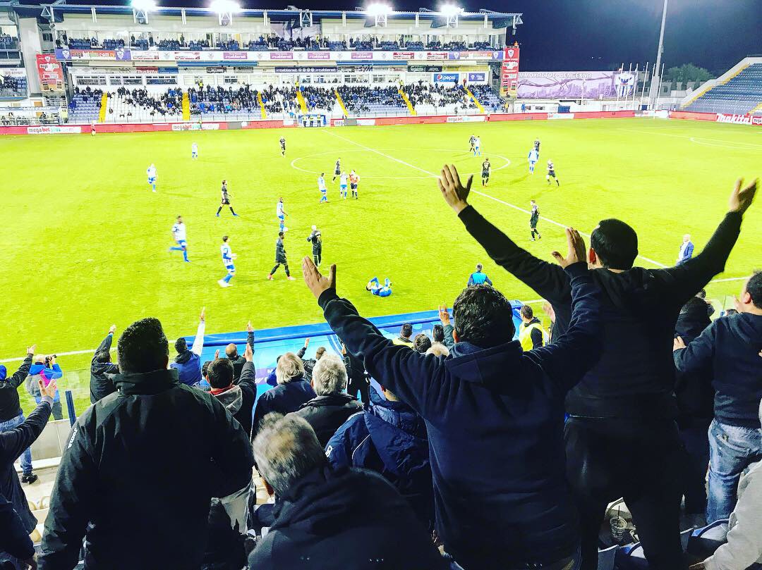 img_0976.jpg Henning loves football